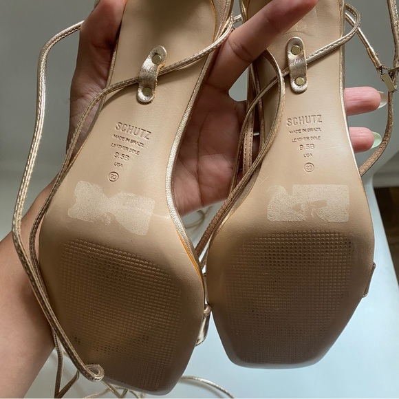 Schutz. Vikki Leather Sandal in metallic gold. Size 9.5 - Picture 7 of 8